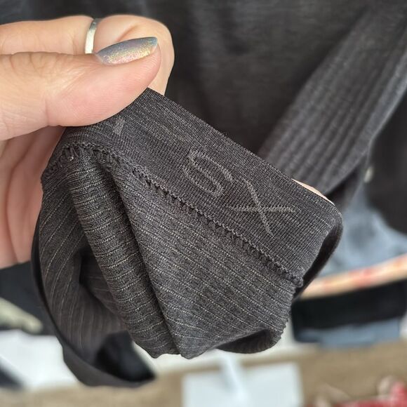 LULULEMON Men's Black Long Sleeve Shirt METAL VENT TECH $78 msrp size XS - Picture 3 of 6